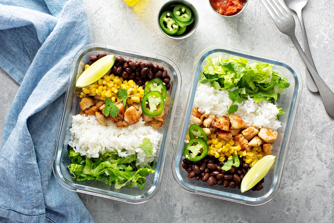 Gebratene Putenbruststücke mit Reis und Salat