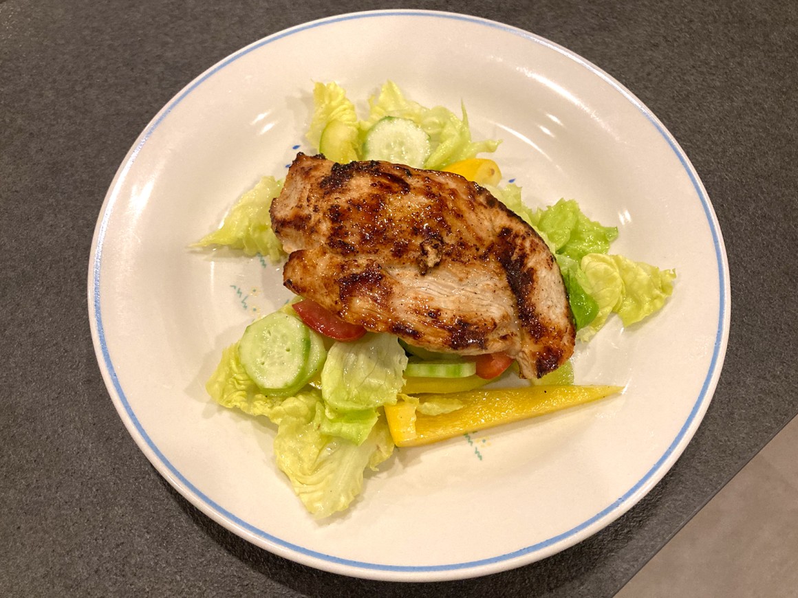 Putenschnitzel auf Salat