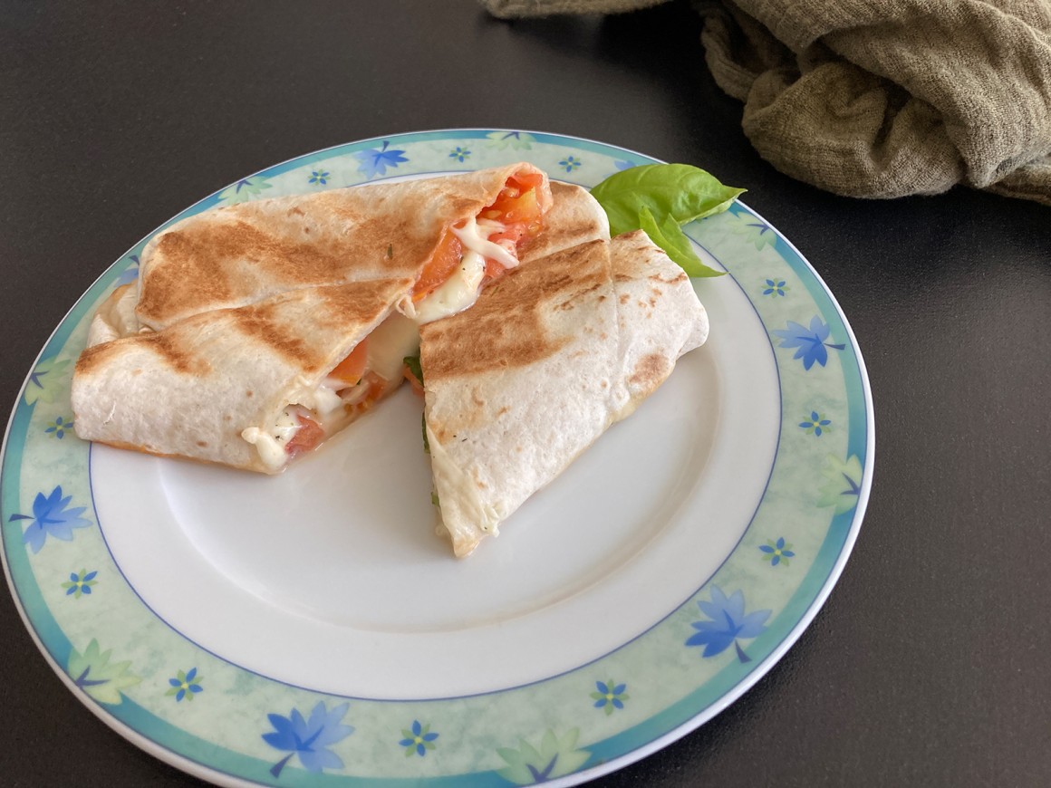 Waffel-Wrap mit Tomate und Mozzarella