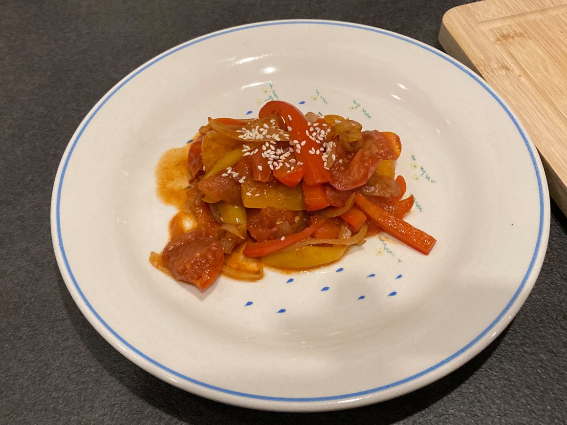 Milde Paprikapfanne mit Datteltomaten
