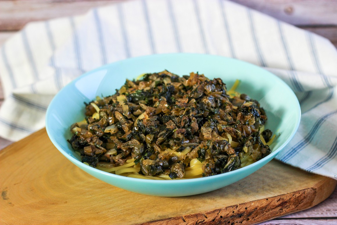 Nudeln in Zwiebel-Kapern-Sauce