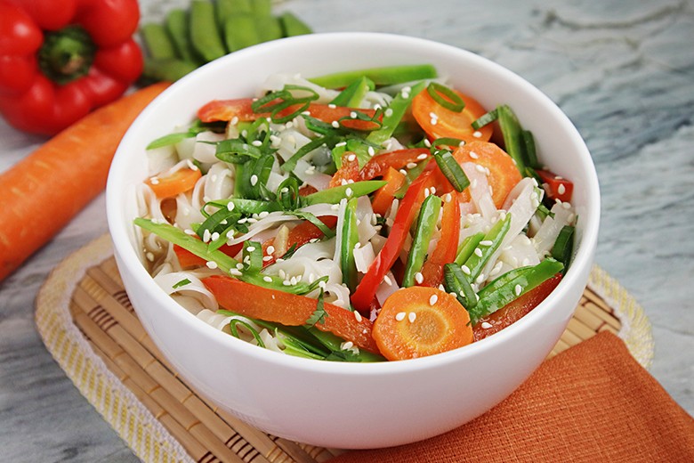 Gemüsesuppe mit Reisnudeln