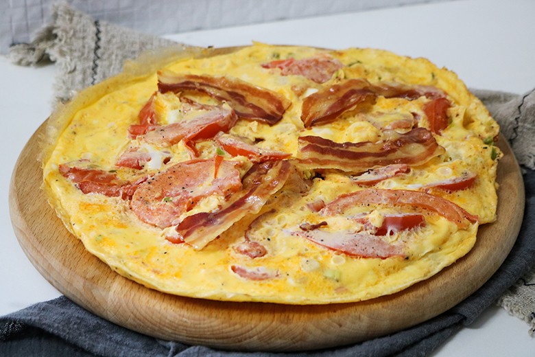 Tomate-Bacon Omelett