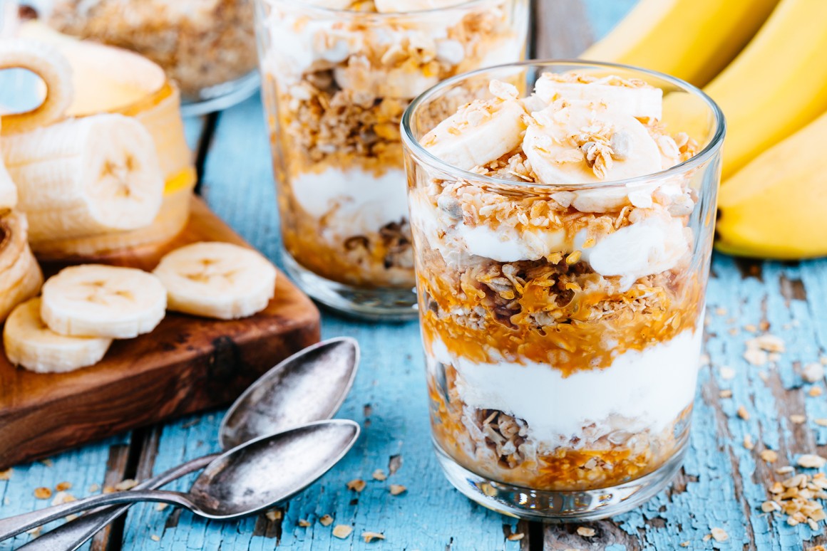 Cremedessert mit Bananen und Karamell