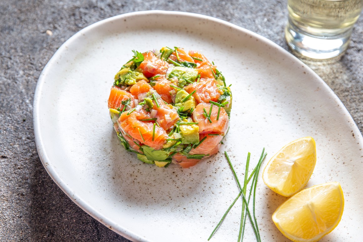 Lachstatar mit Avocado