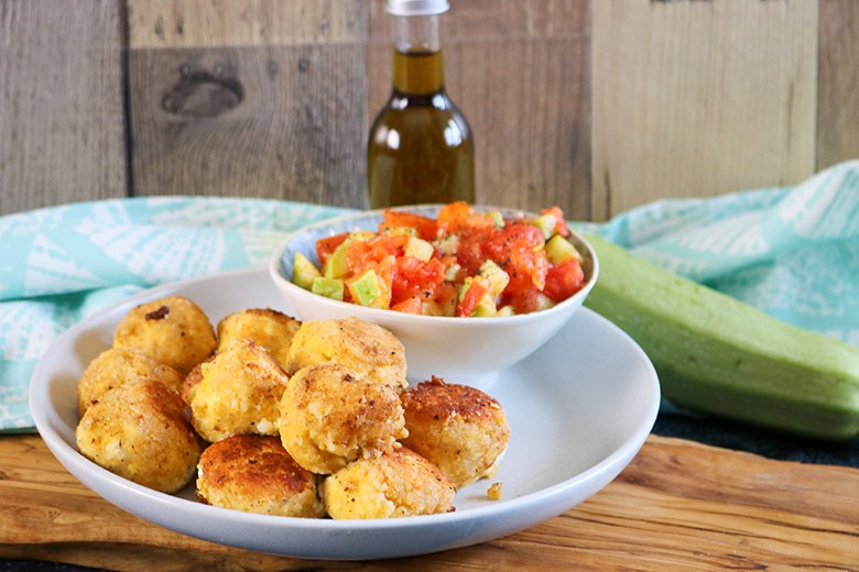 Manchego-Bällchen mit Tomaten-Zucchini-Dip