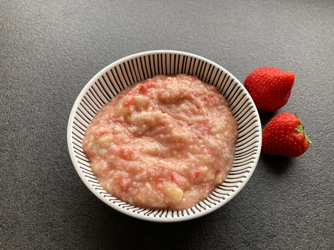 Schmelzflocken-Brei mit Erdbeeren