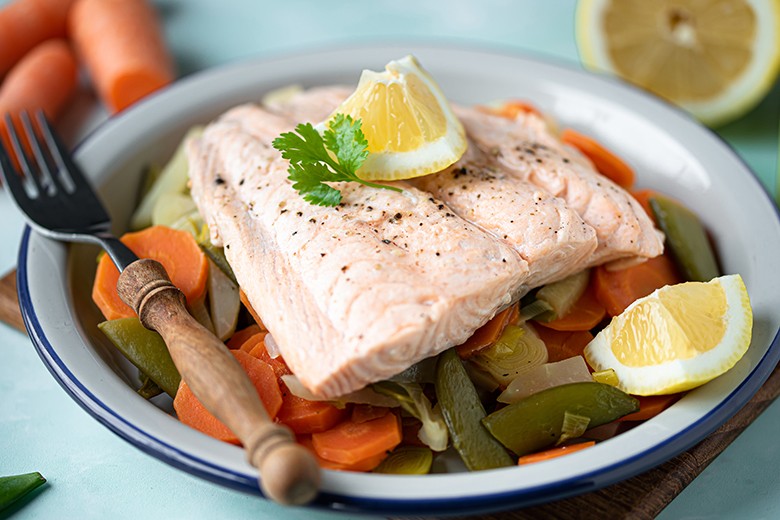 Lachs auf frischem Gemüse