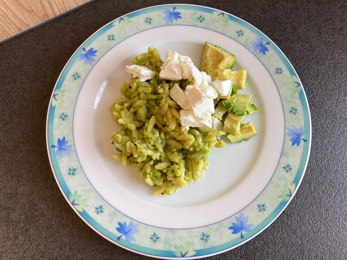 Risoni mit Feta und Avocado - Rezept