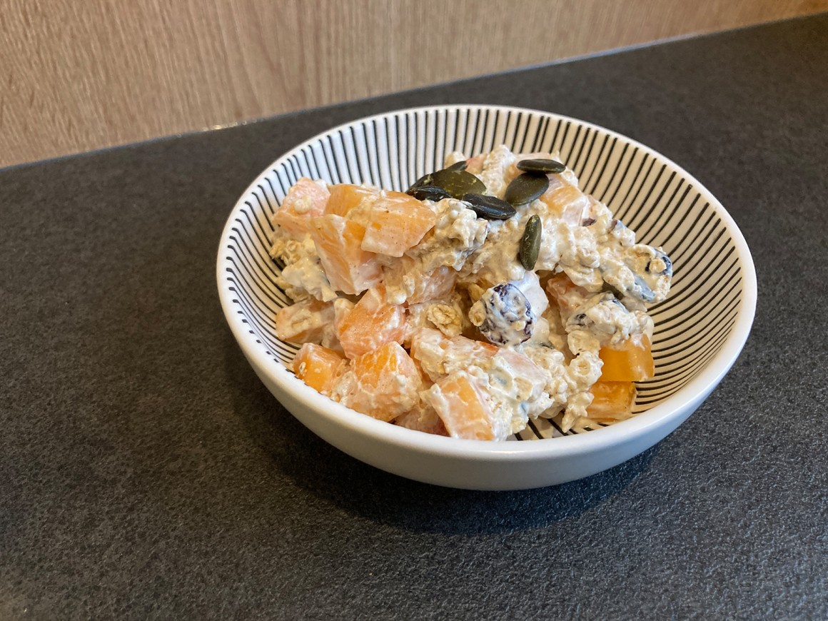 Frühstücksbrei mit Kaki, Sultaninen und Sojajogurt