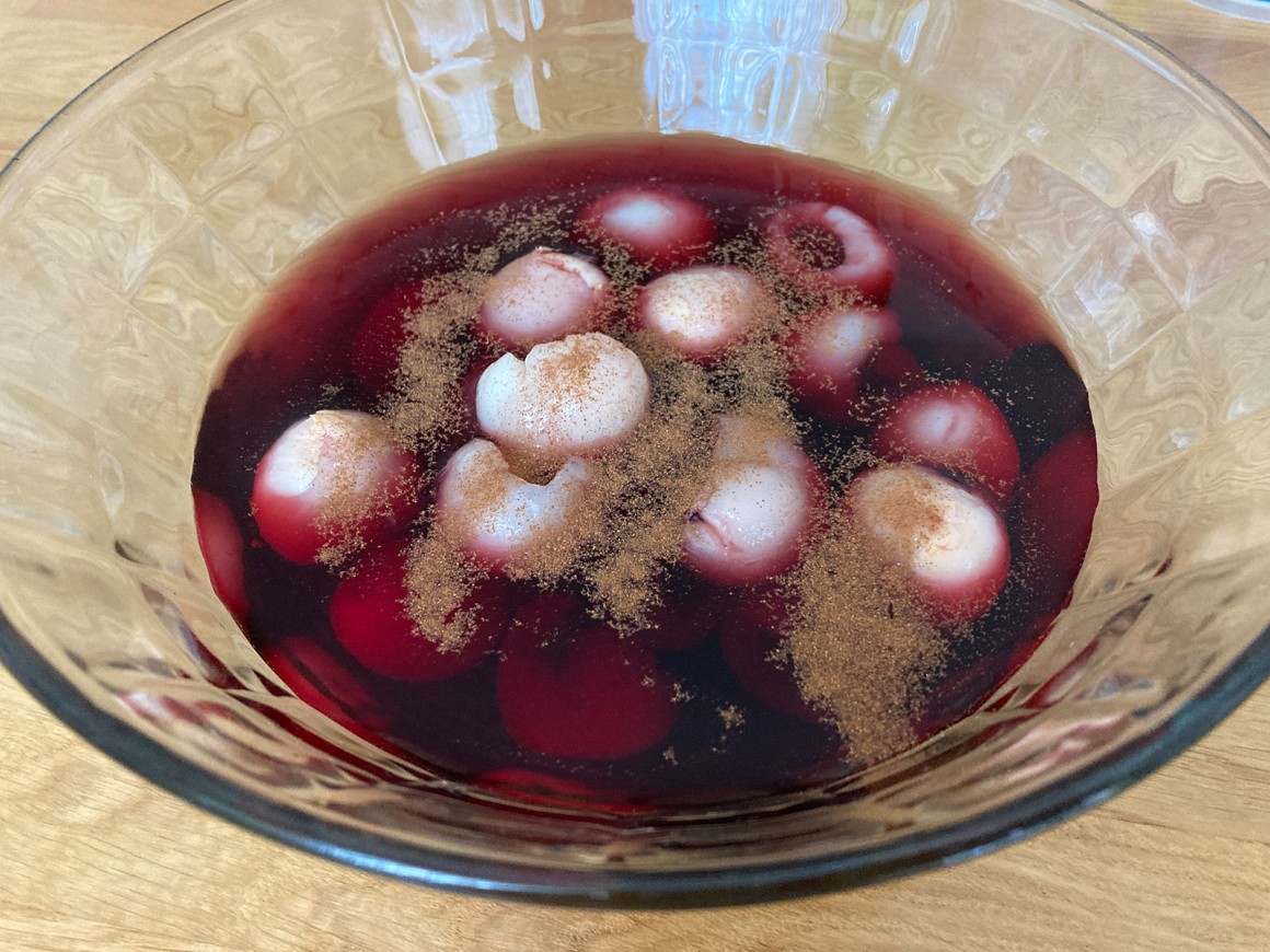Lychees in rotem Traubensaft