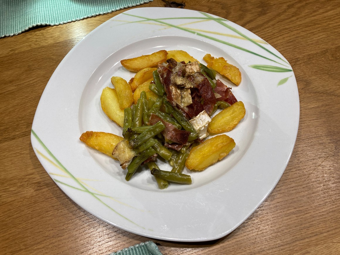 Speckbohnen mit Käse auf Kartoffeln