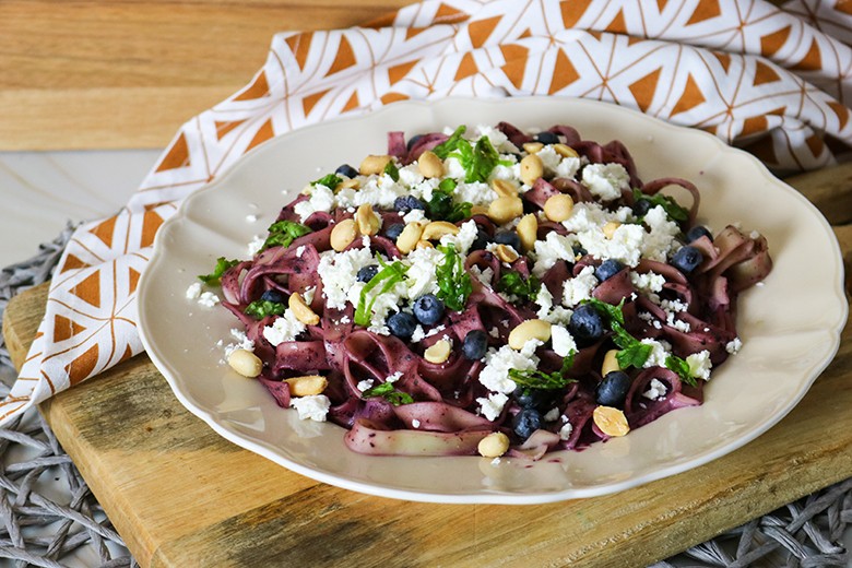 Fettuccine mit Blaubeeren und Feta