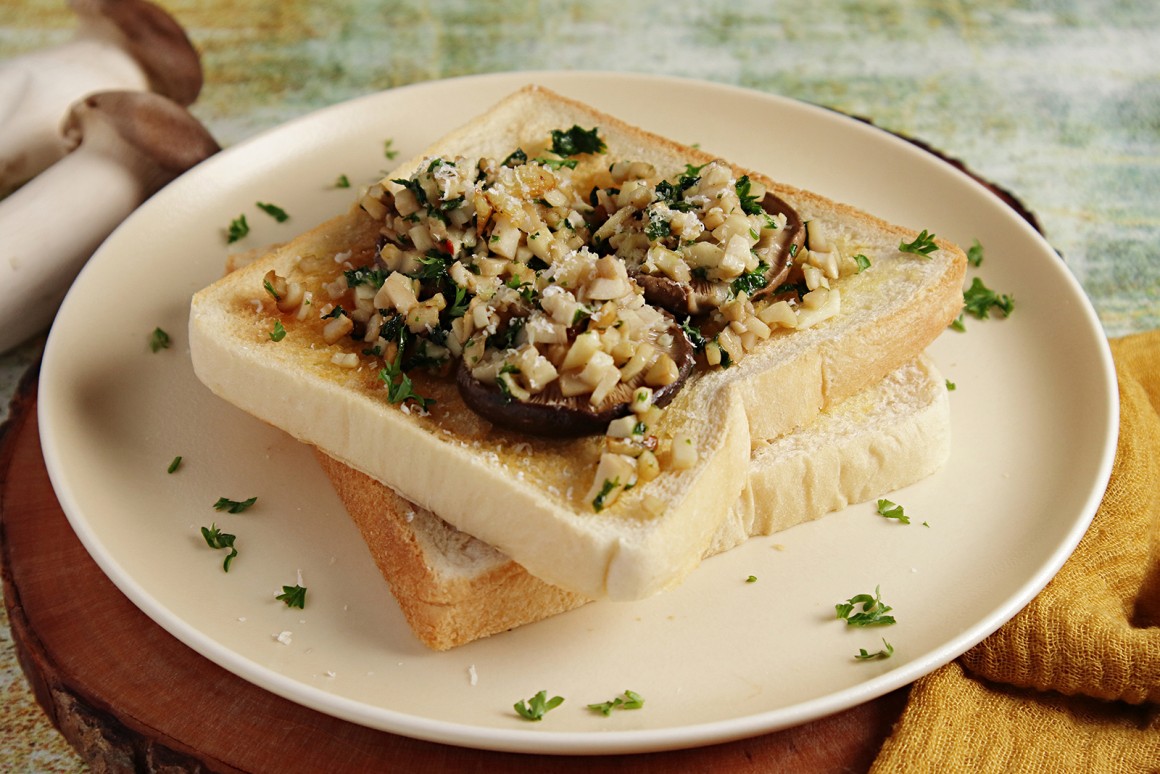 Geröstete Brotscheiben mit Pilzen