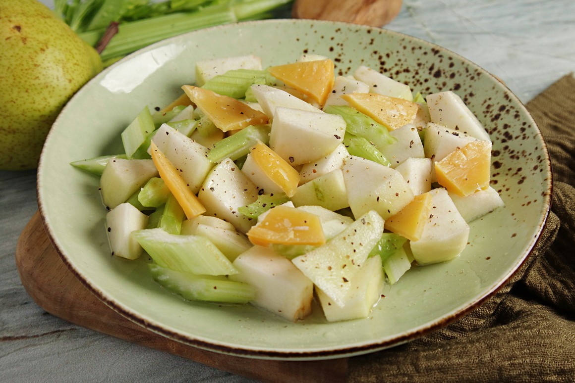 Staudensellerie-Birnen-Salat