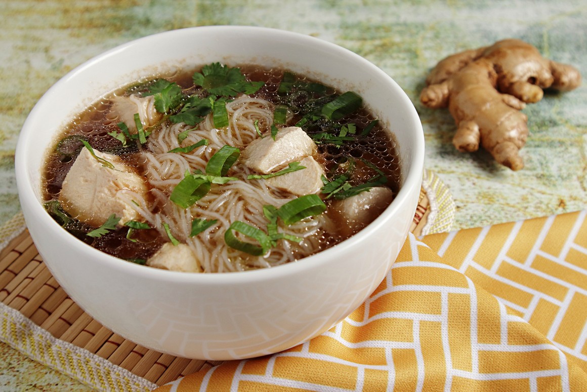 Glasnudelsuppe mit Hühnerbrühe