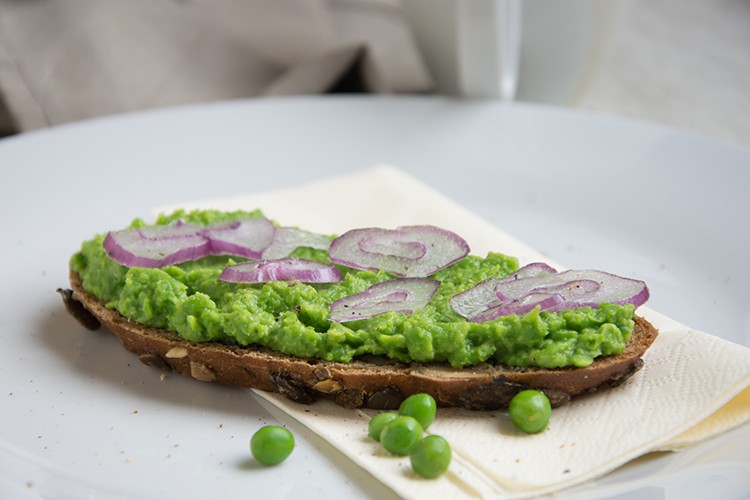Bauernbrot mit Erbsenpüree