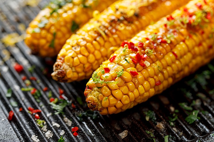 Gegrillter Mais mit Chilibutter
