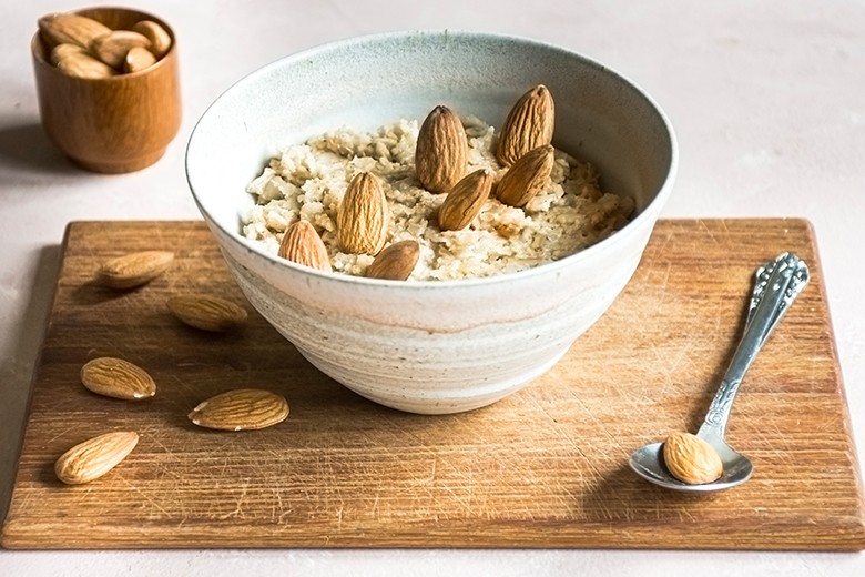 Getreidebrei mit Mandelmus
