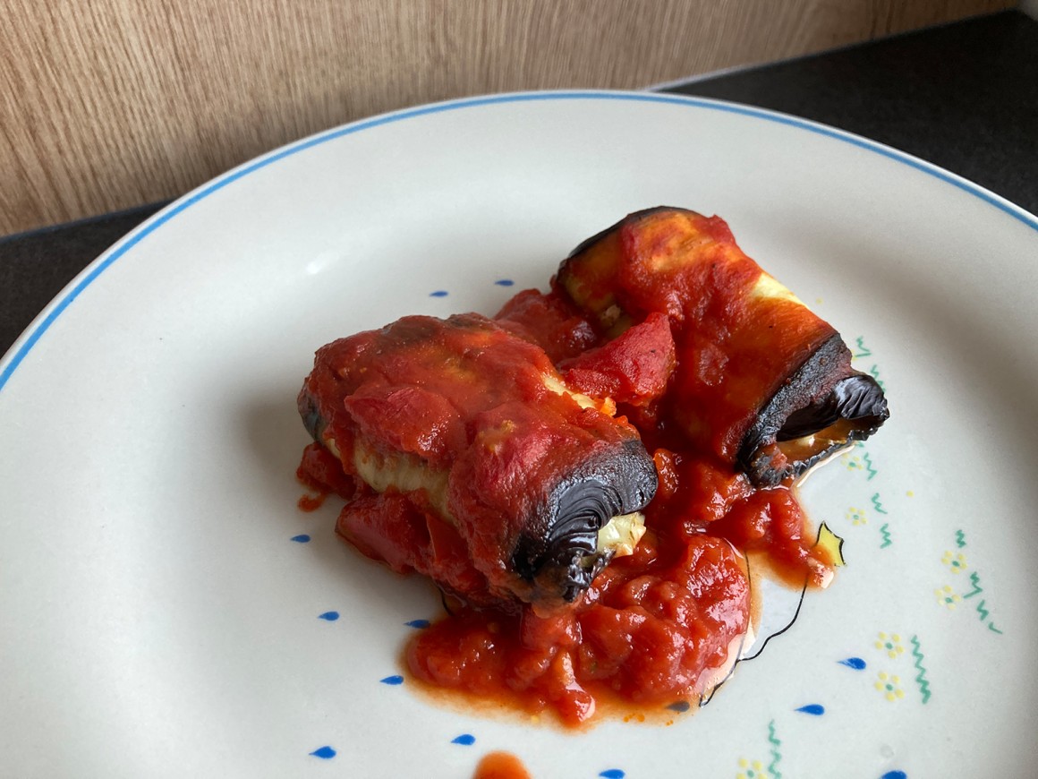 Auberginenrollen mit Tomaten und Mozzarella