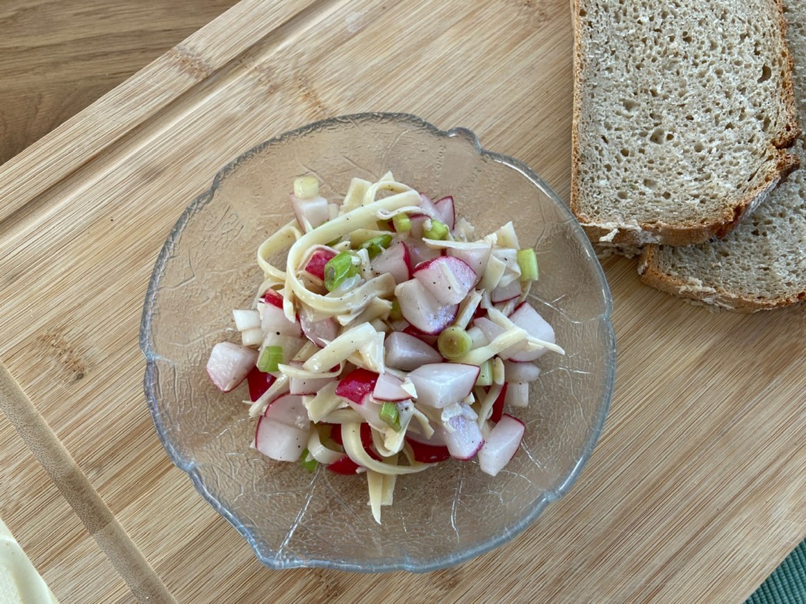 Radieschensalat mit Käse - Rezept