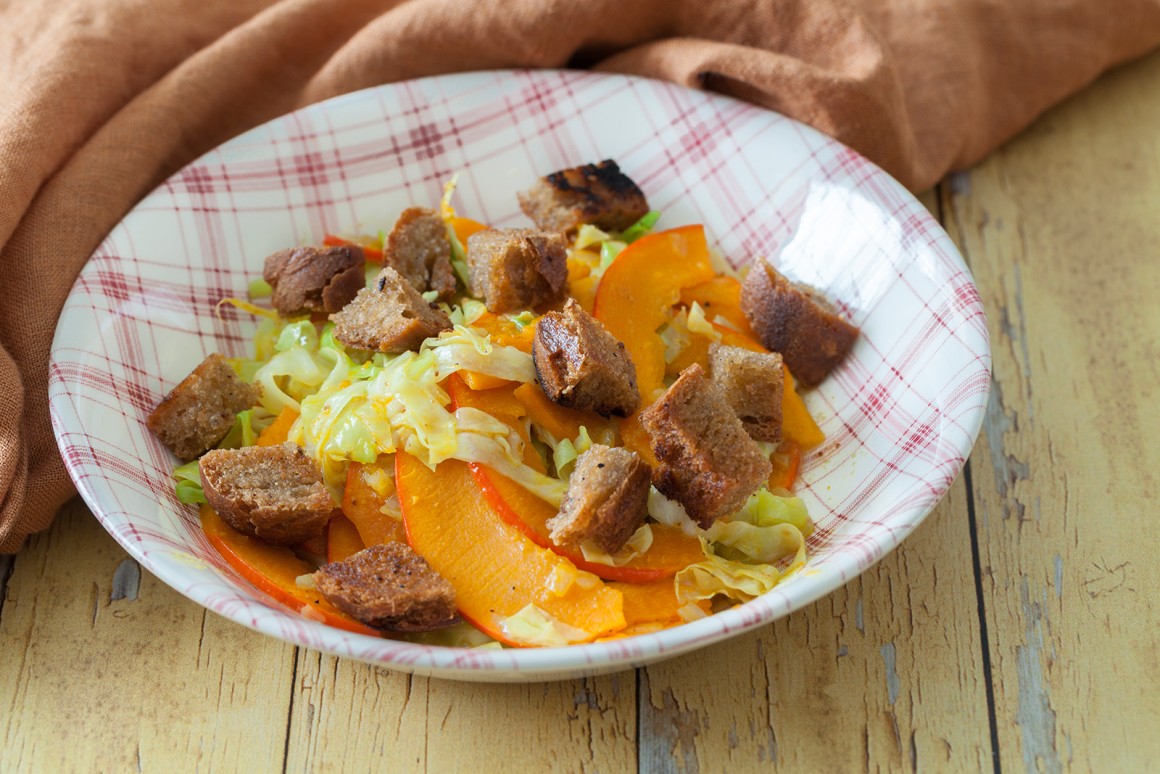 Lauwarmer Kürbis-Spitzkohlsalat