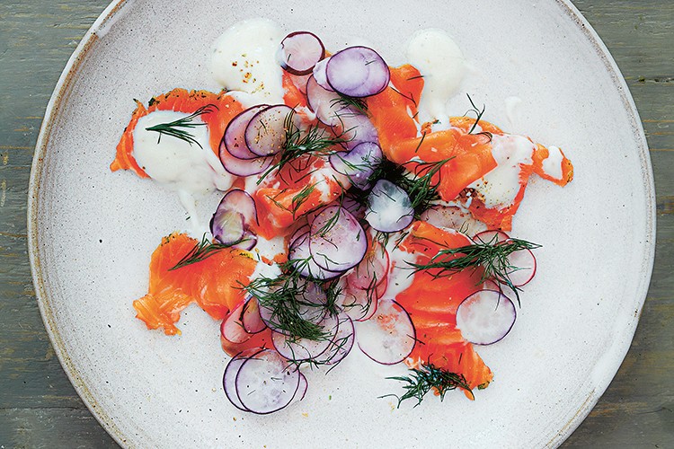 Gepökelter Lachs mit Buttermilch, Radieschen und Dill