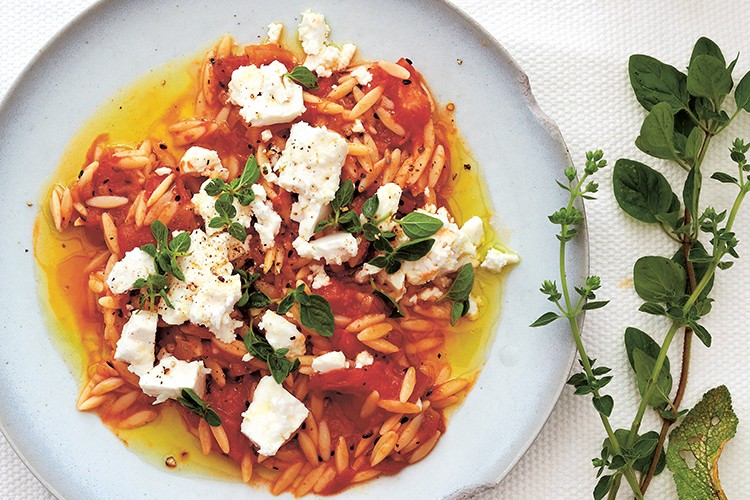 Orzo-Pasta mit scharfer Tomatensauce und Feta