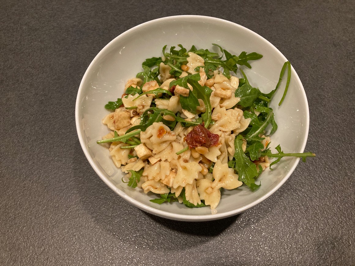 Mediterraner Salat mit getrockneten Tomaten
