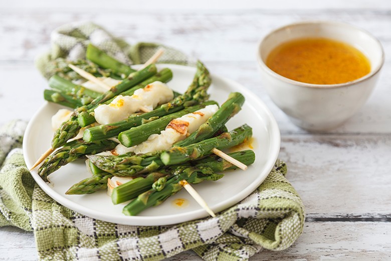 Gegrillter Halloumi mit Spargel