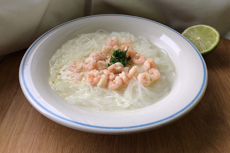 Kokos-Nudelsuppe mit Garnelen