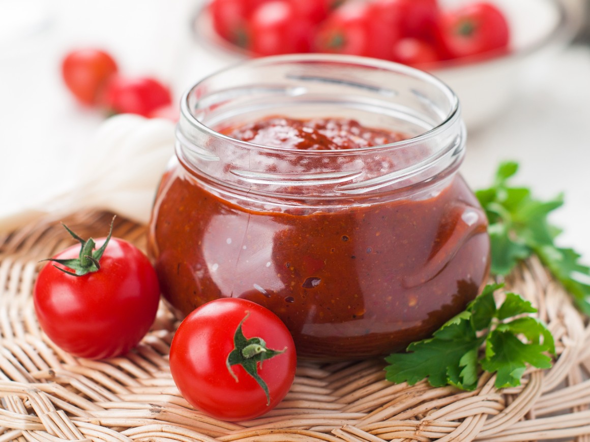 Tomaten-Paprika-Sauce mit Nüssen