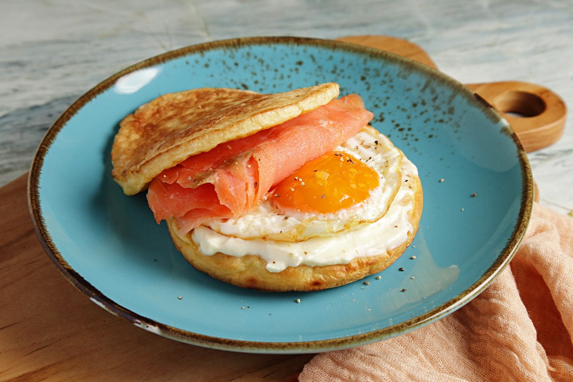 Pancake mit Lachs und Spiegelei