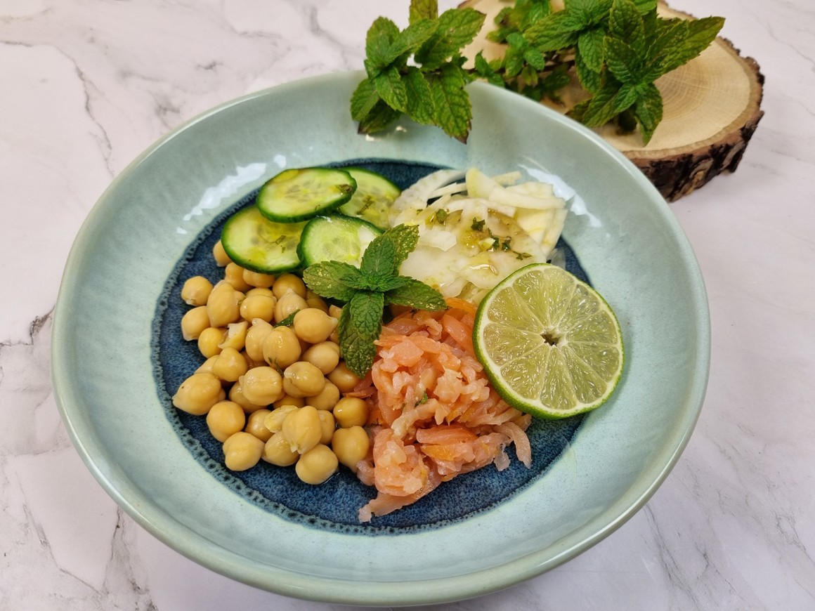 Kichererbsen-Bowl mit Lachs