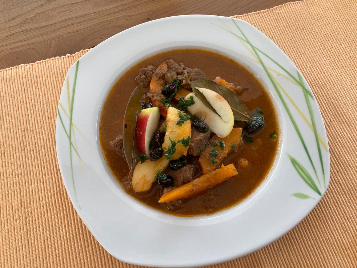 Rehragout mit Äpfeln