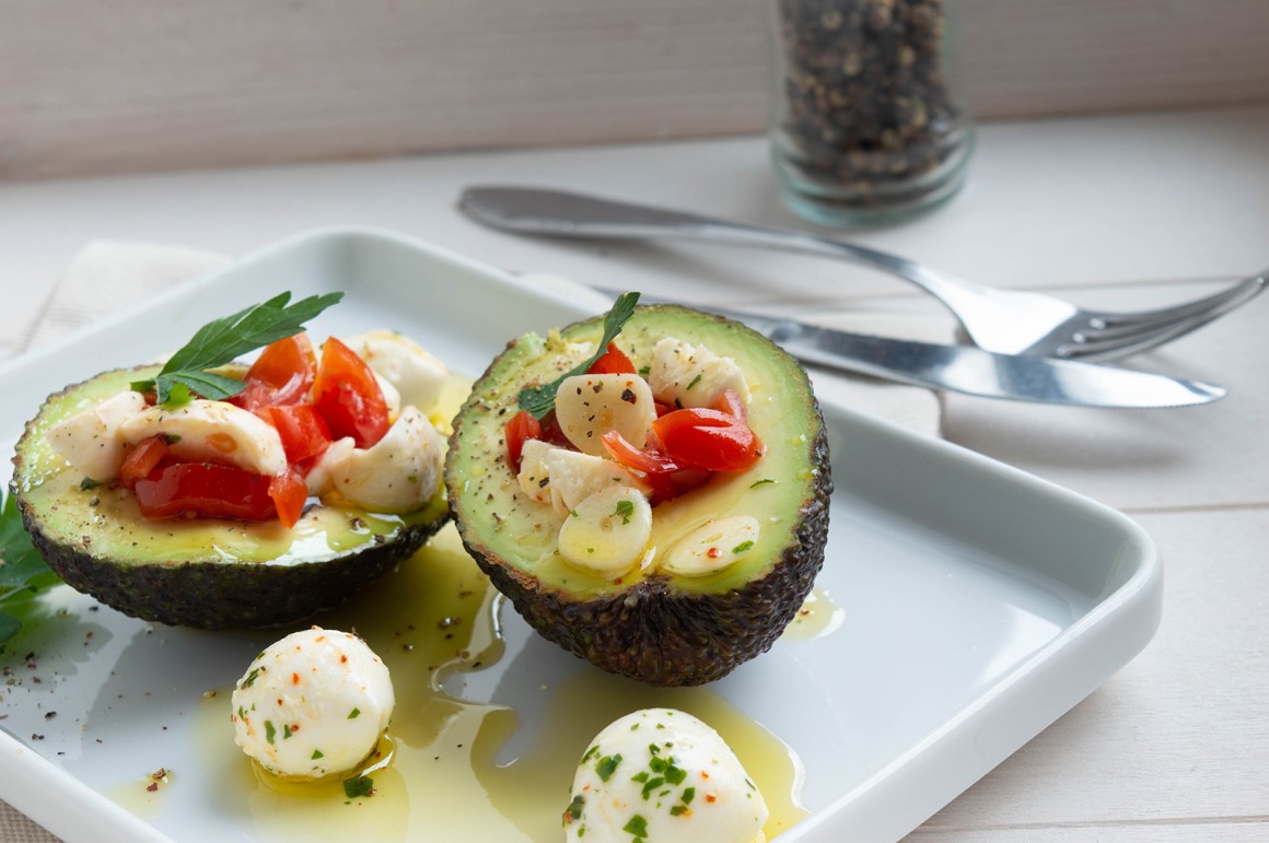 Gefüllte Avocados mit Mozzarella