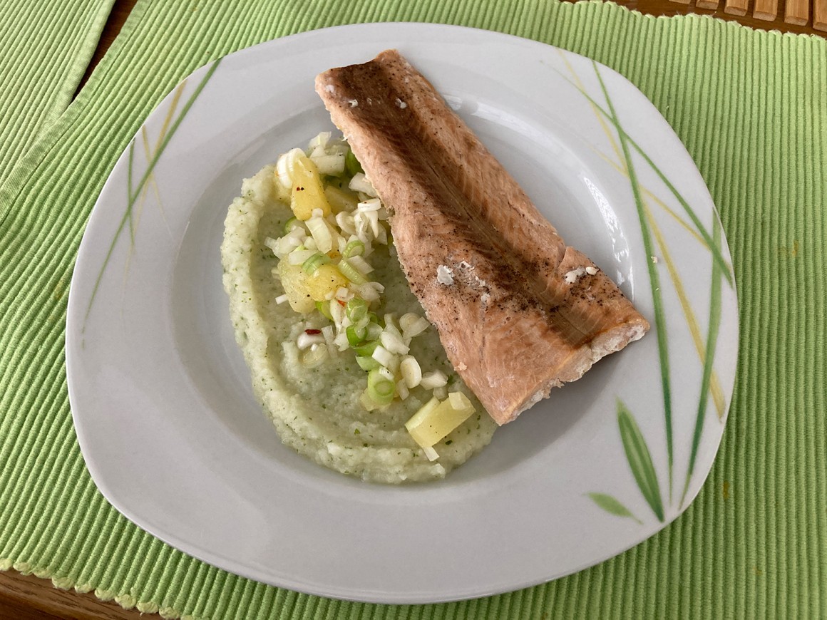 Lachs auf Ananas-Sellerie-Gemüse