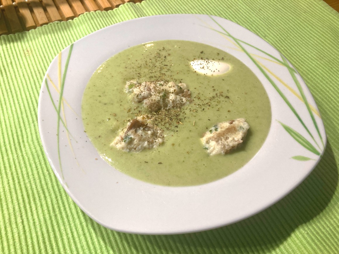 Lauch-Suppe mit Kräutern und Quarkeinlage