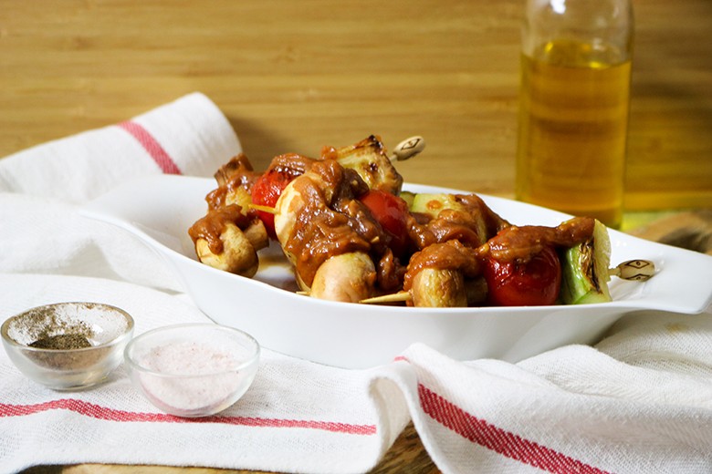 Gemüsespieße mit Erdnusssauce
