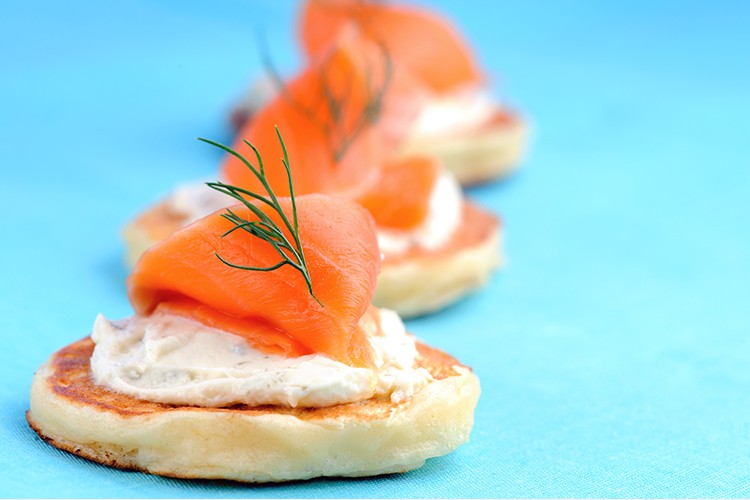 Kleine Pfannkuchen mit Lachs