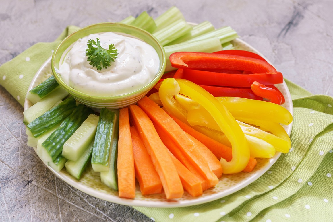 Gemüsesticks mit Camembert-Dip