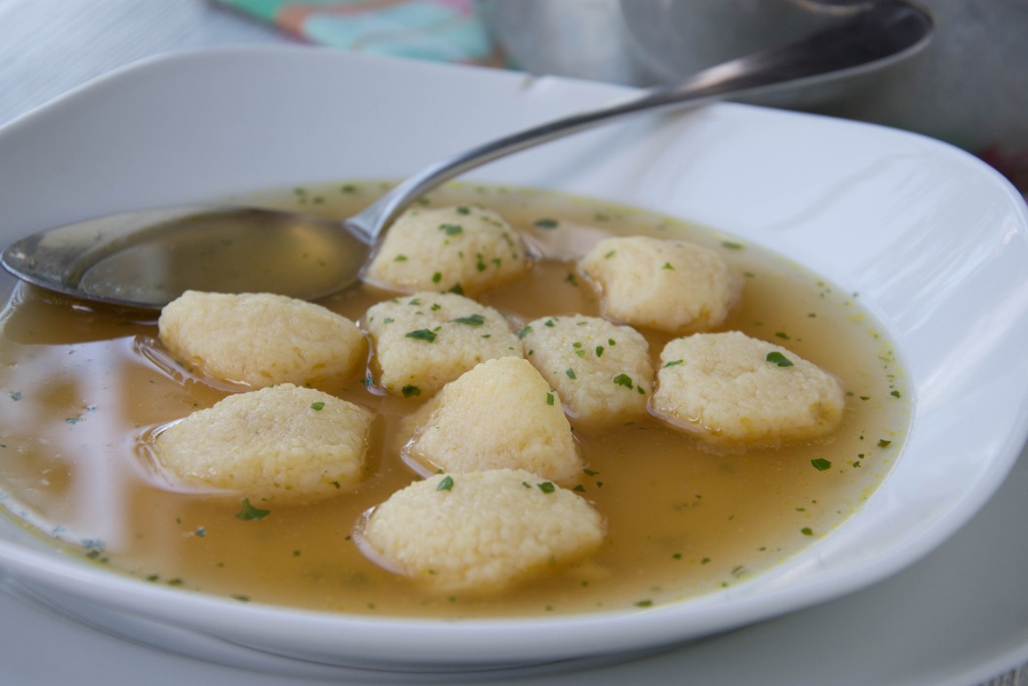 Selbstgemachte Grießklößchen