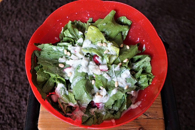 Kopfsalat mit Gurkensauce