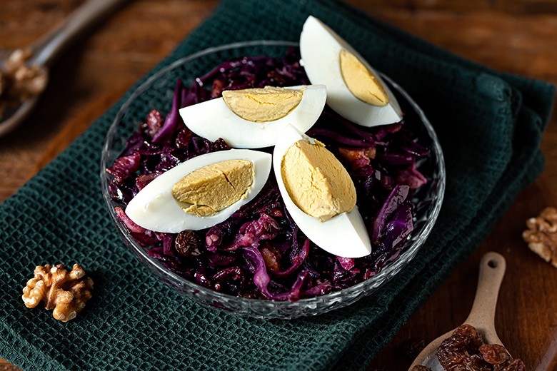 Warmer Rotkohlsalat mit Ei