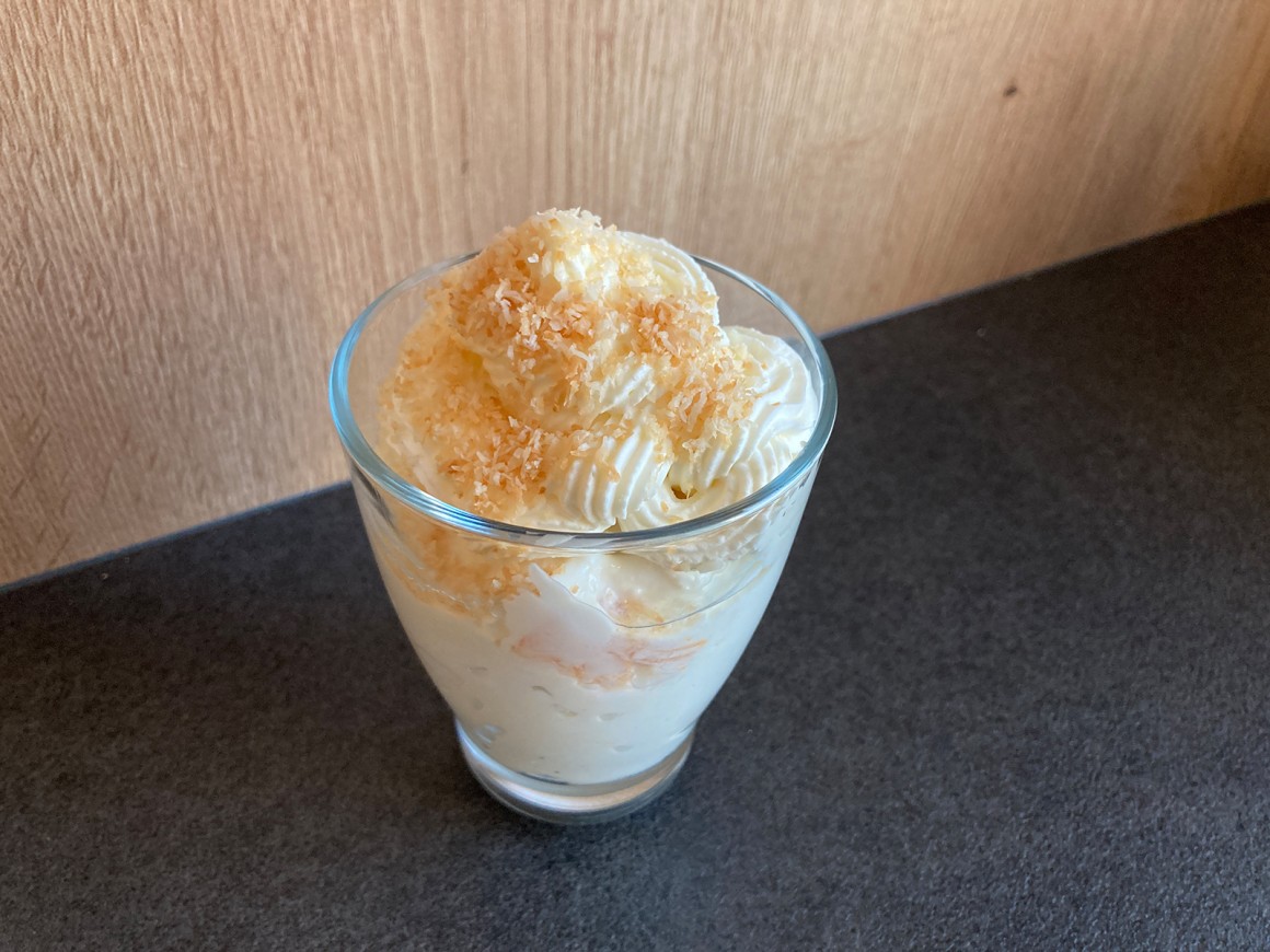 Kokoscreme mit Pfirsichen