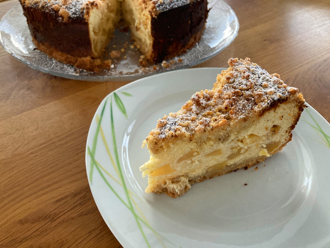 Käsekuchen mit Streusel und Apfel