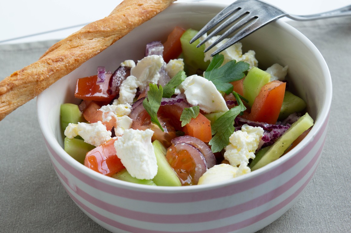Feiner Gurken-Tomaten-Salat mit Ziegenfrischkäse - Rezept