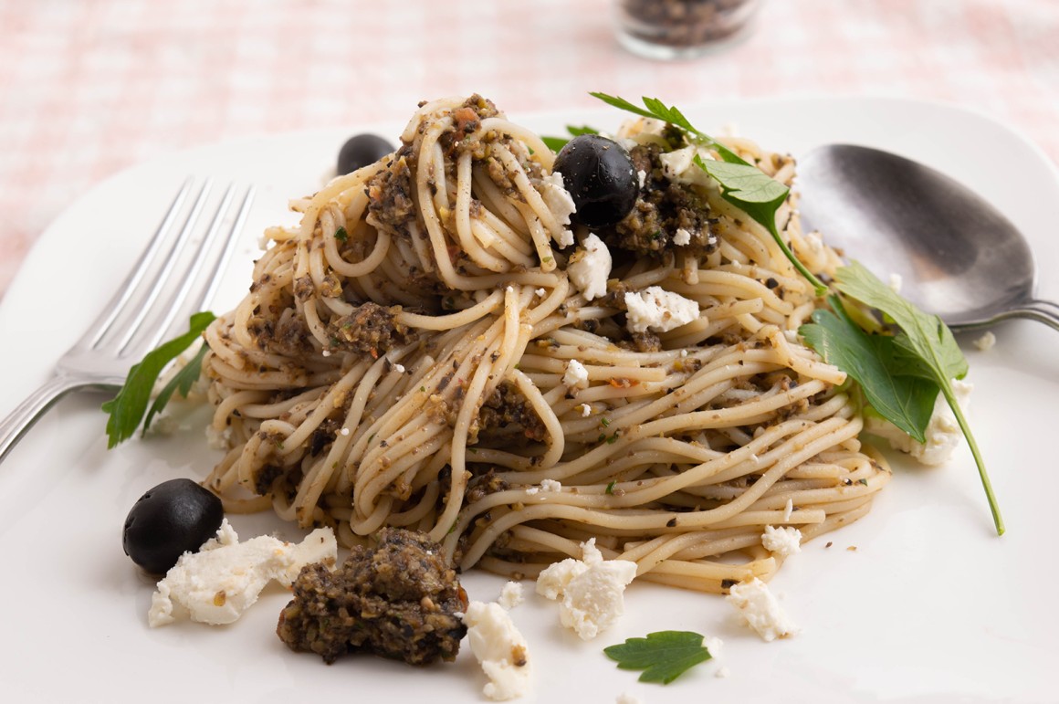 Nudeln mit Olivenpaste und Feta - Rezept