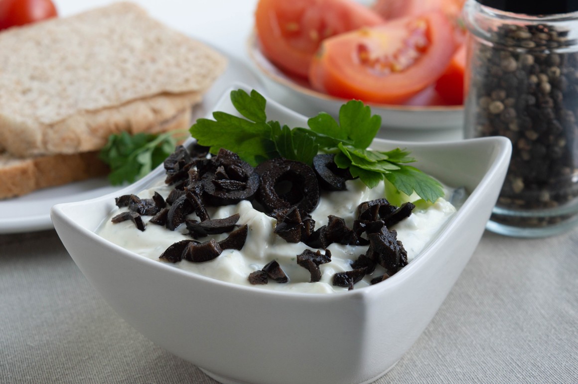 Knoblauch-Feta-Dip mit Kräutern - Rezept