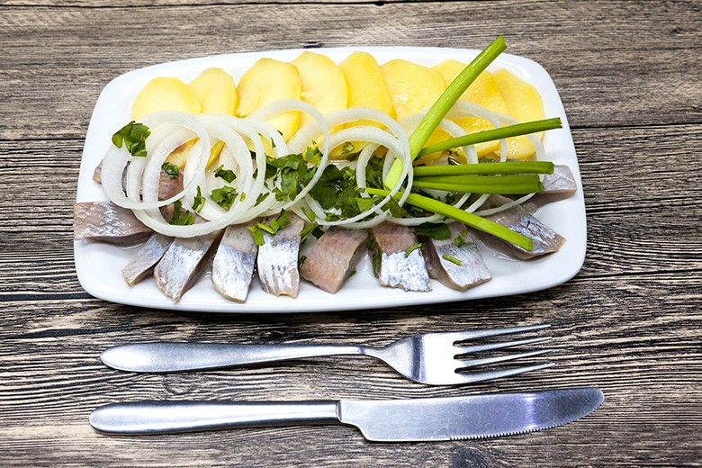 Frischer Hering mit Zwiebel